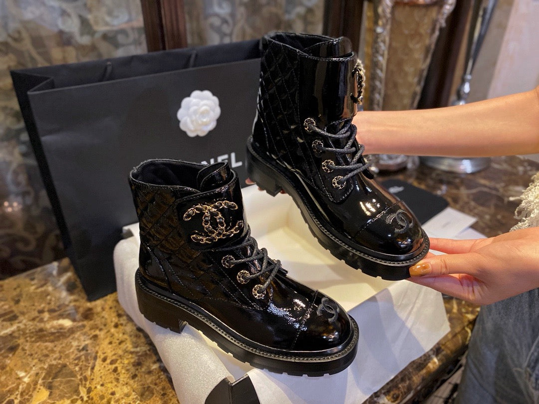 CHANEL 亮面皺牛皮 菱格馬丁靴 大logo