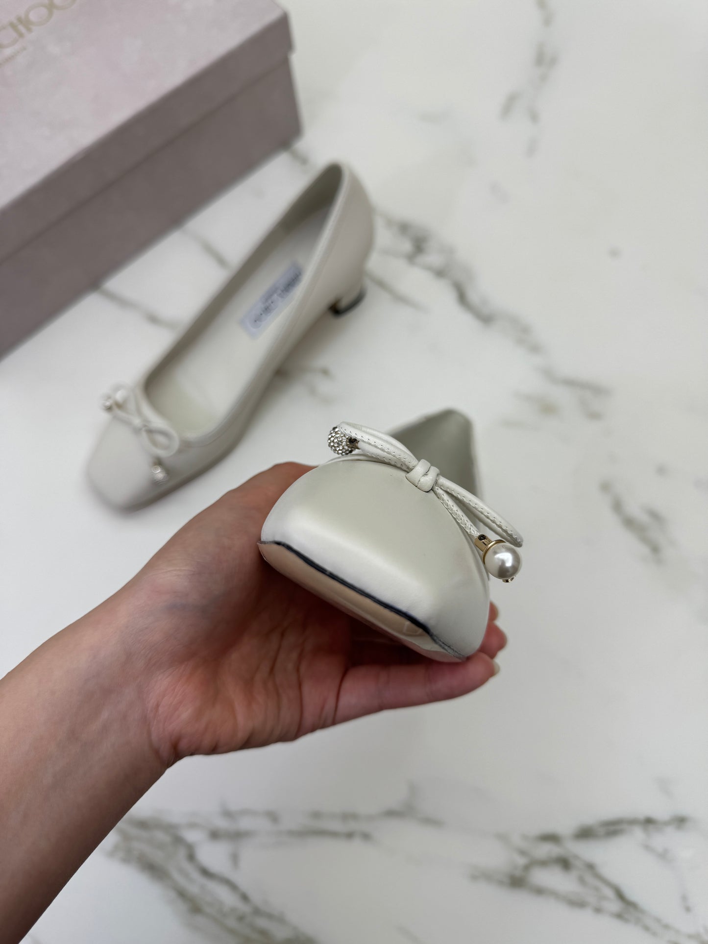 JIMMY CHOO 方頭珍珠拼鑽蝴蝶結 米白