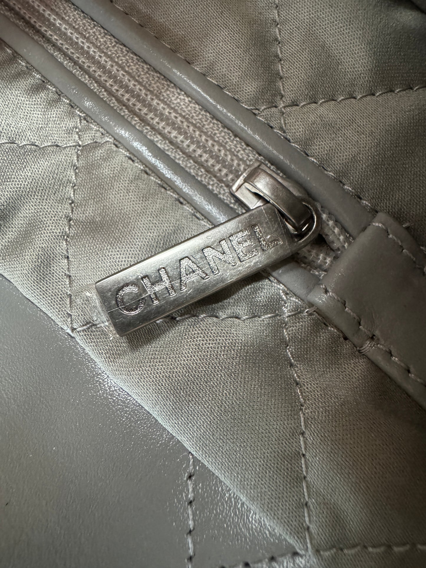 CHANEL 22 Bag Medium 23C淺灰色銀扣