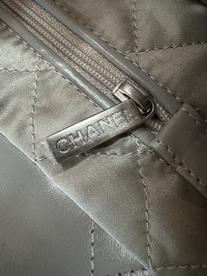 CHANEL 22 Bag Medium 23C淺灰色銀扣