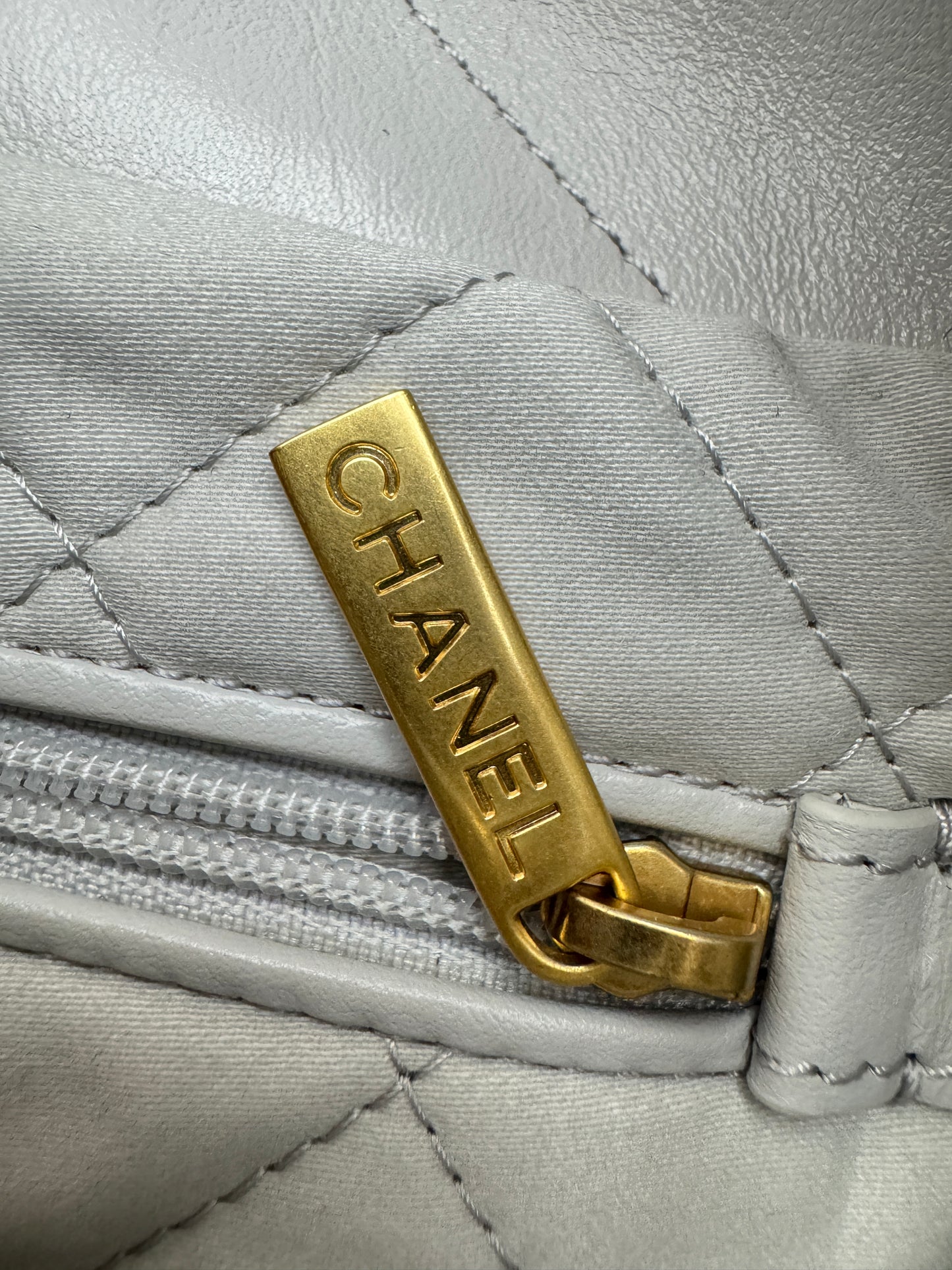 CHANEL 22Bag Small 25S淺灰色