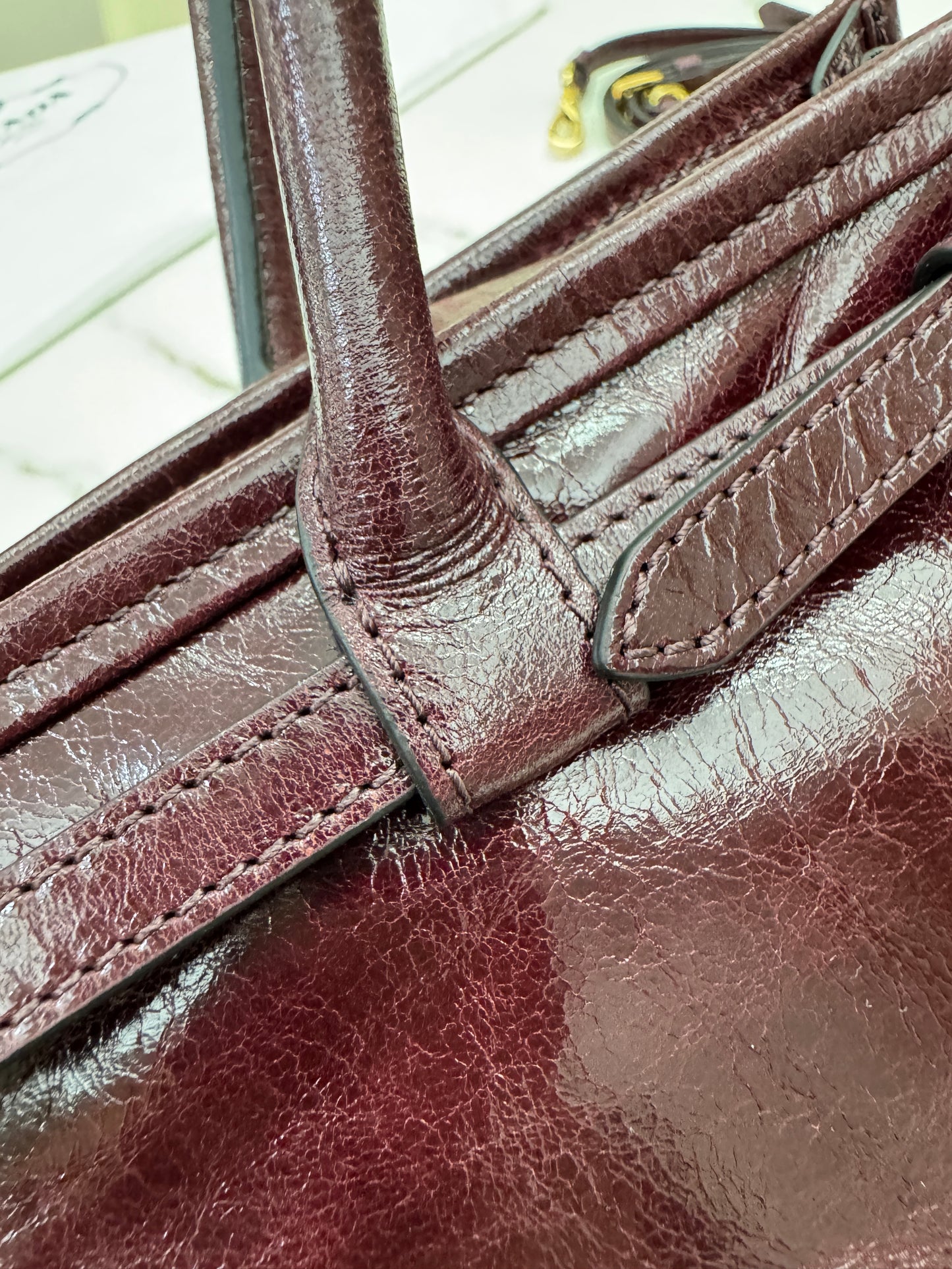 PRADA Bonnie Medium 酒紅油臘皮