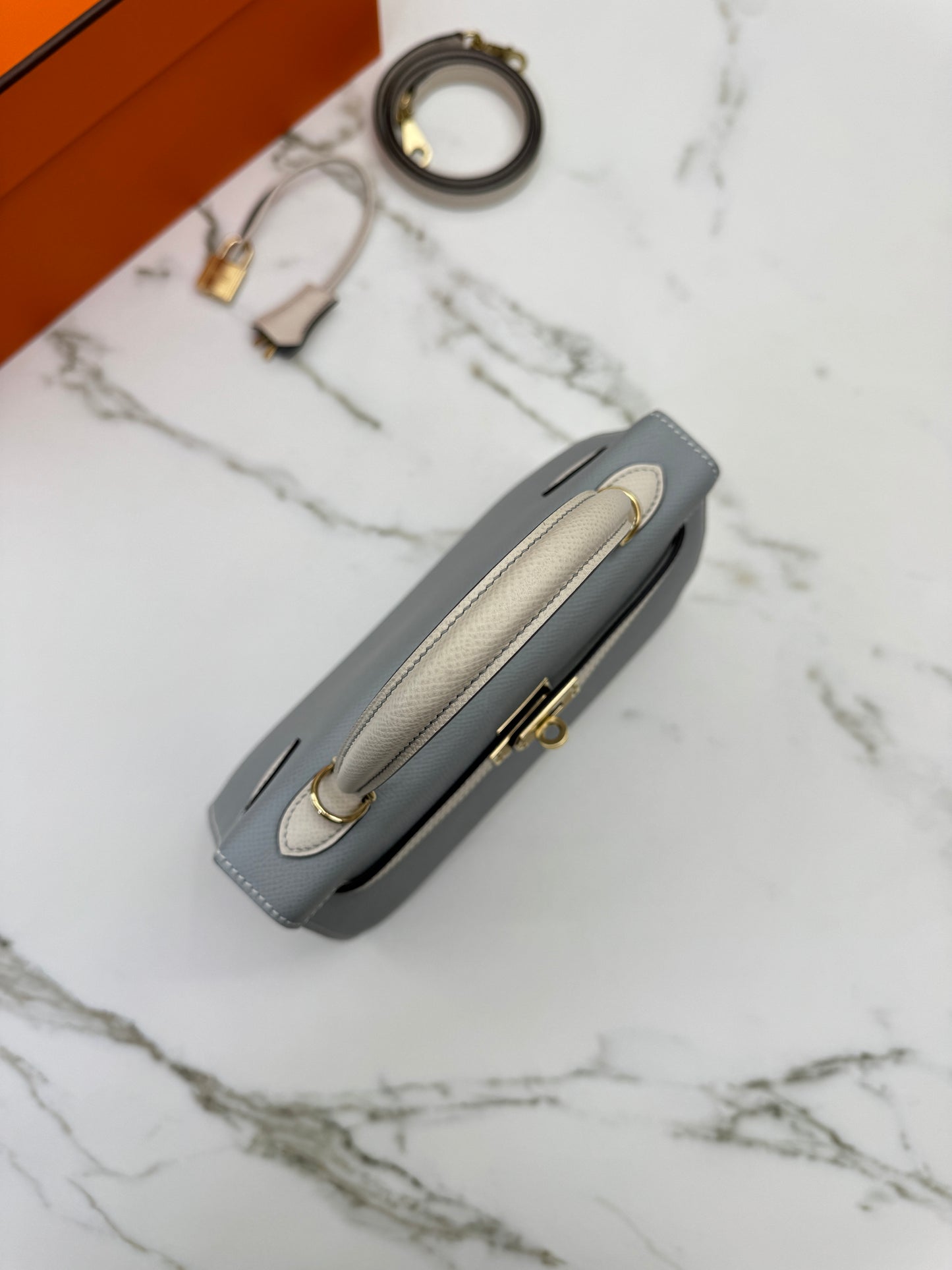 HERMES Kelly 25 冰川藍拼奶昔白 Epsom 香檳金扣 8U Bleu Glacier/ 10 Craie PBHW
