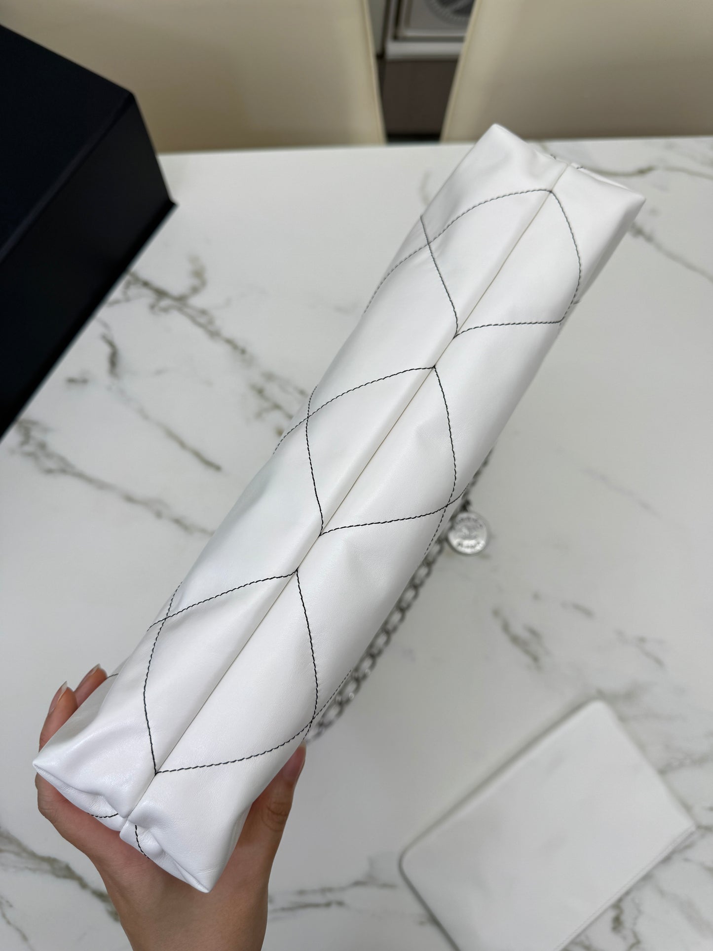 CHANEL 22Bag Medium 白色黑線