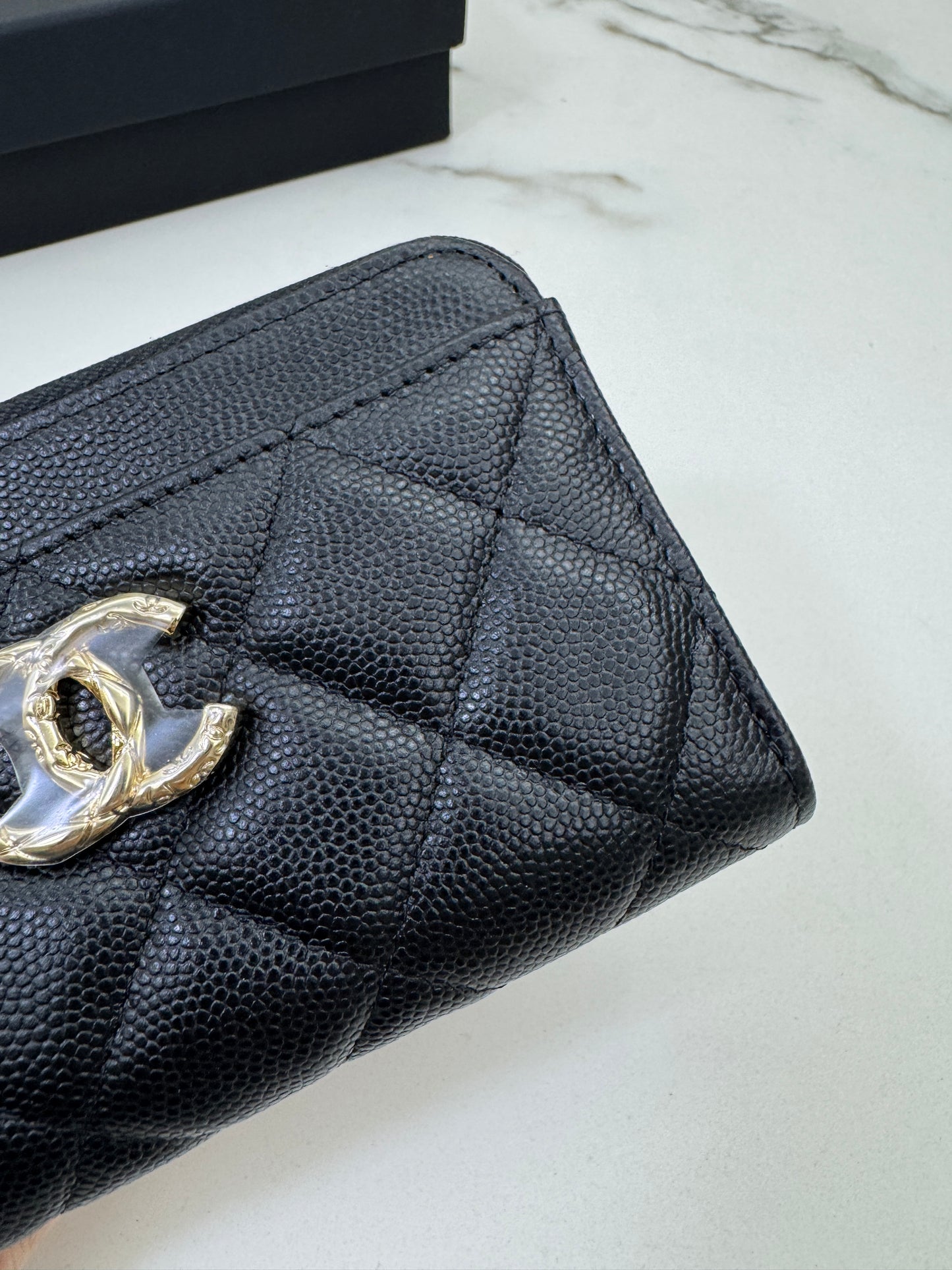 CHANEL 雕刻扣L型拉鏈小錢包