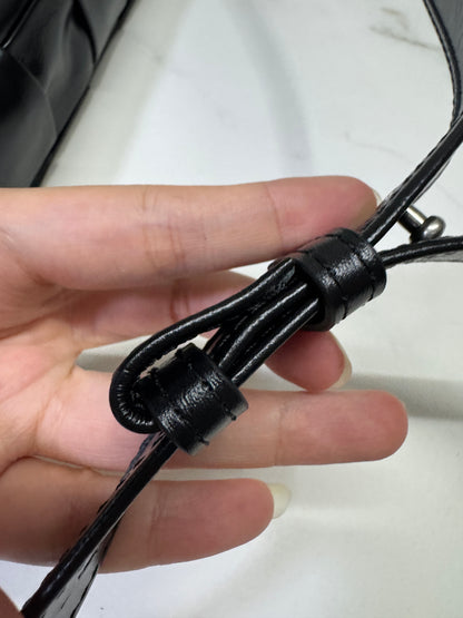 BV 8格油臘皮腰包