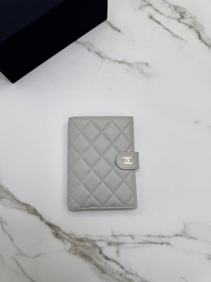 CHANEL Passport Holder 淺灰