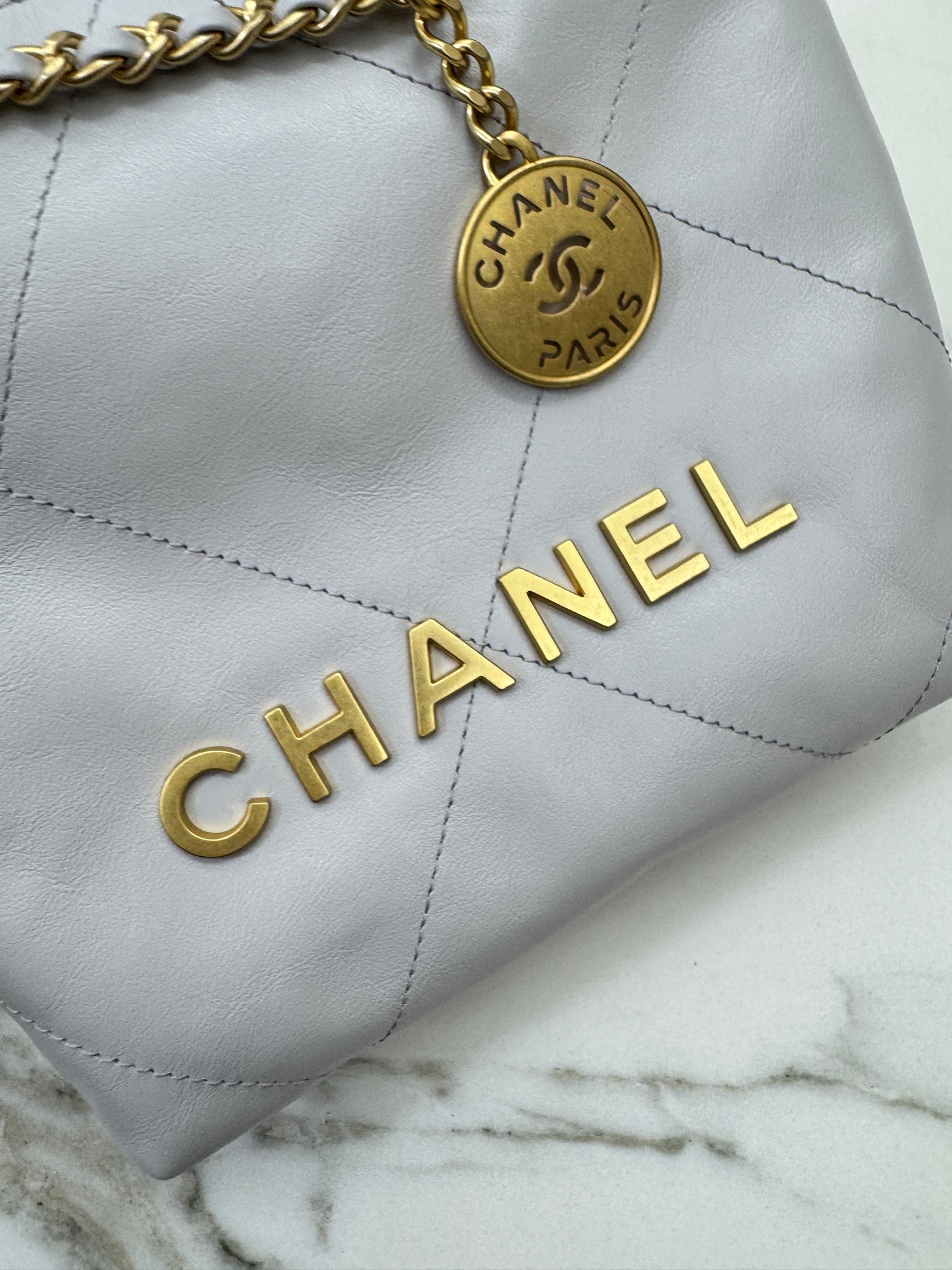 CHANEL Mini 22 Bag 25P淺灰色 新版磁吸扣