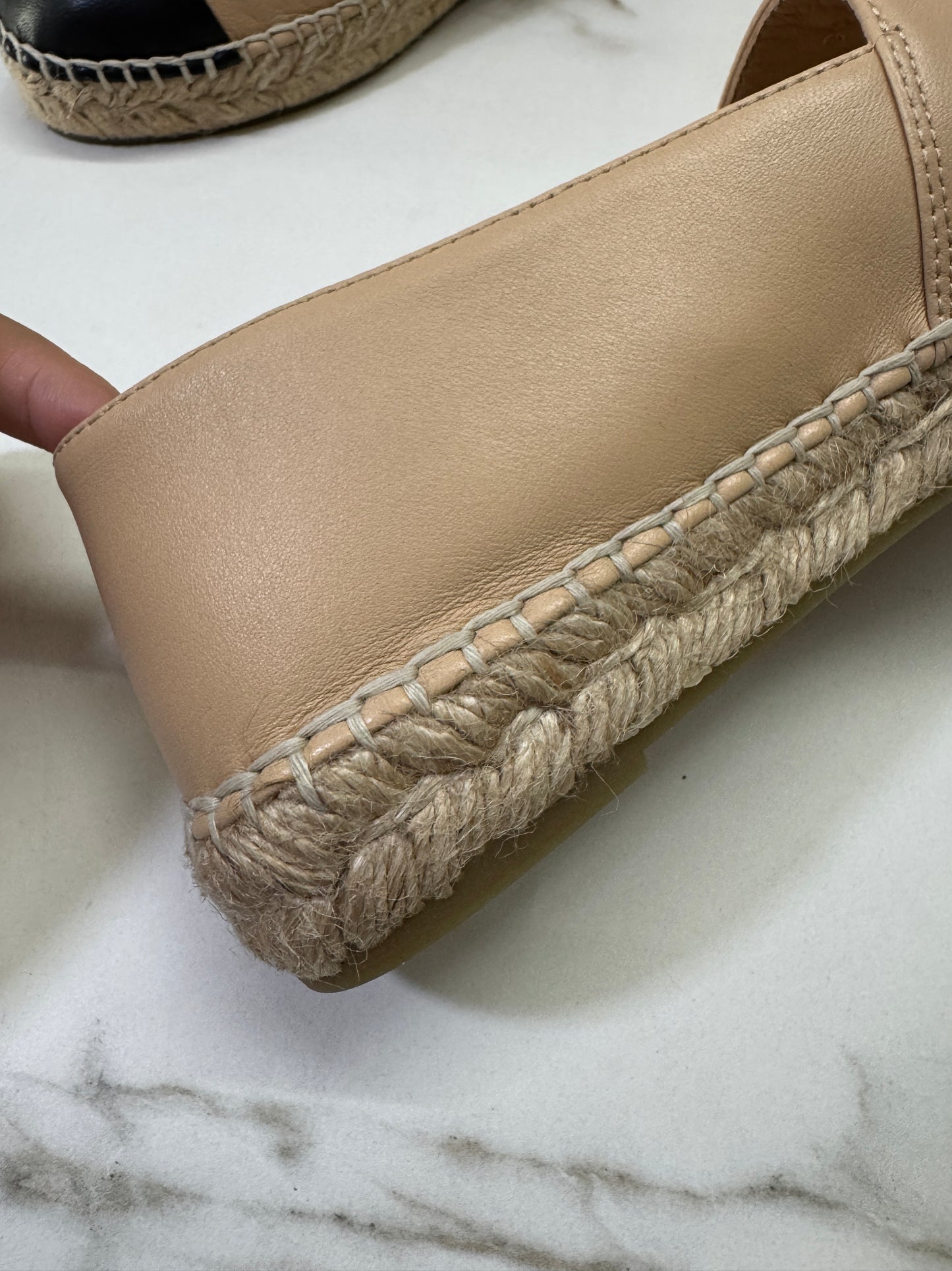 CHANEL 全皮漁夫鞋 杏拼黑