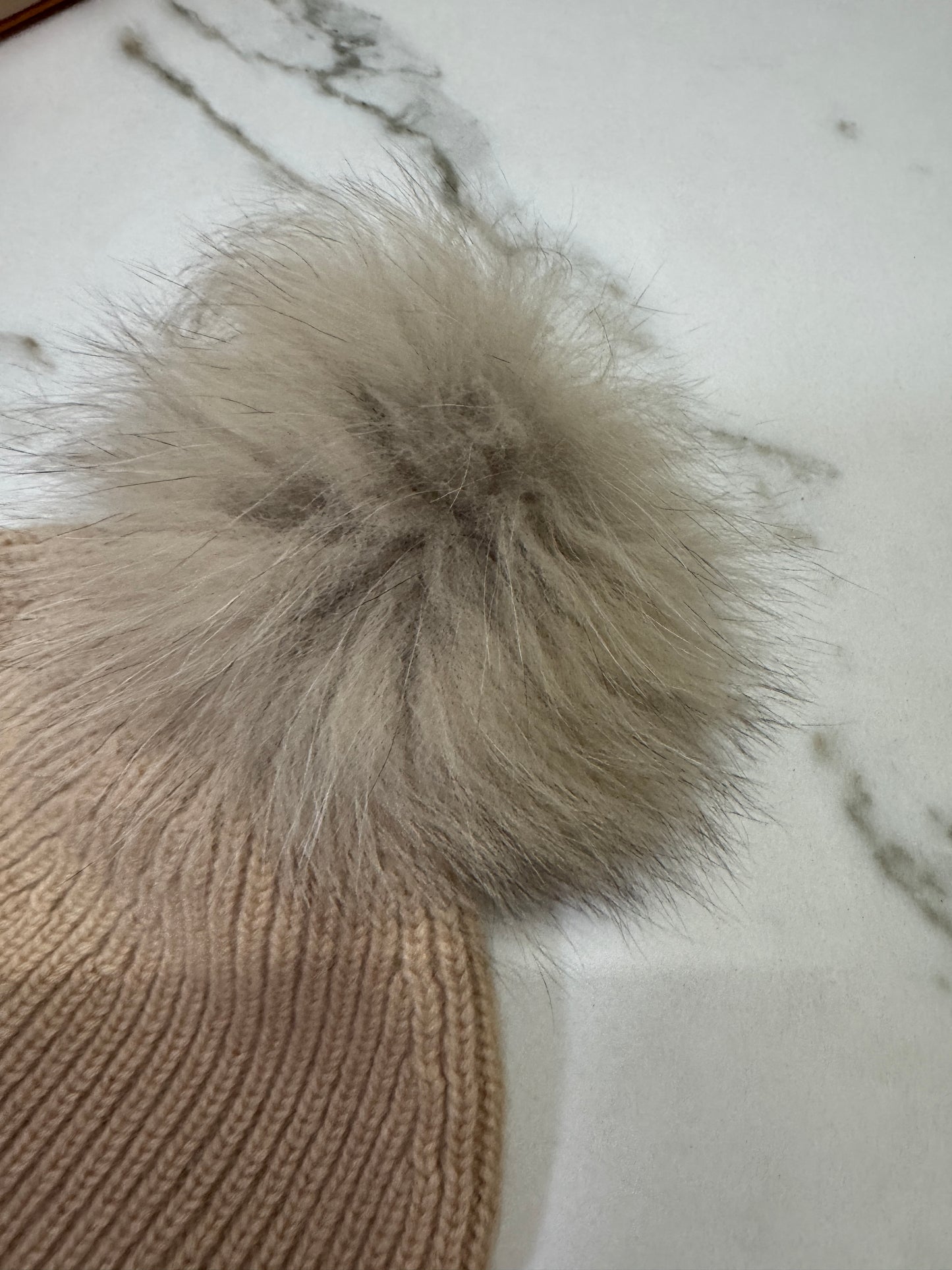 LV 狐狸毛球冷帽 奶茶色