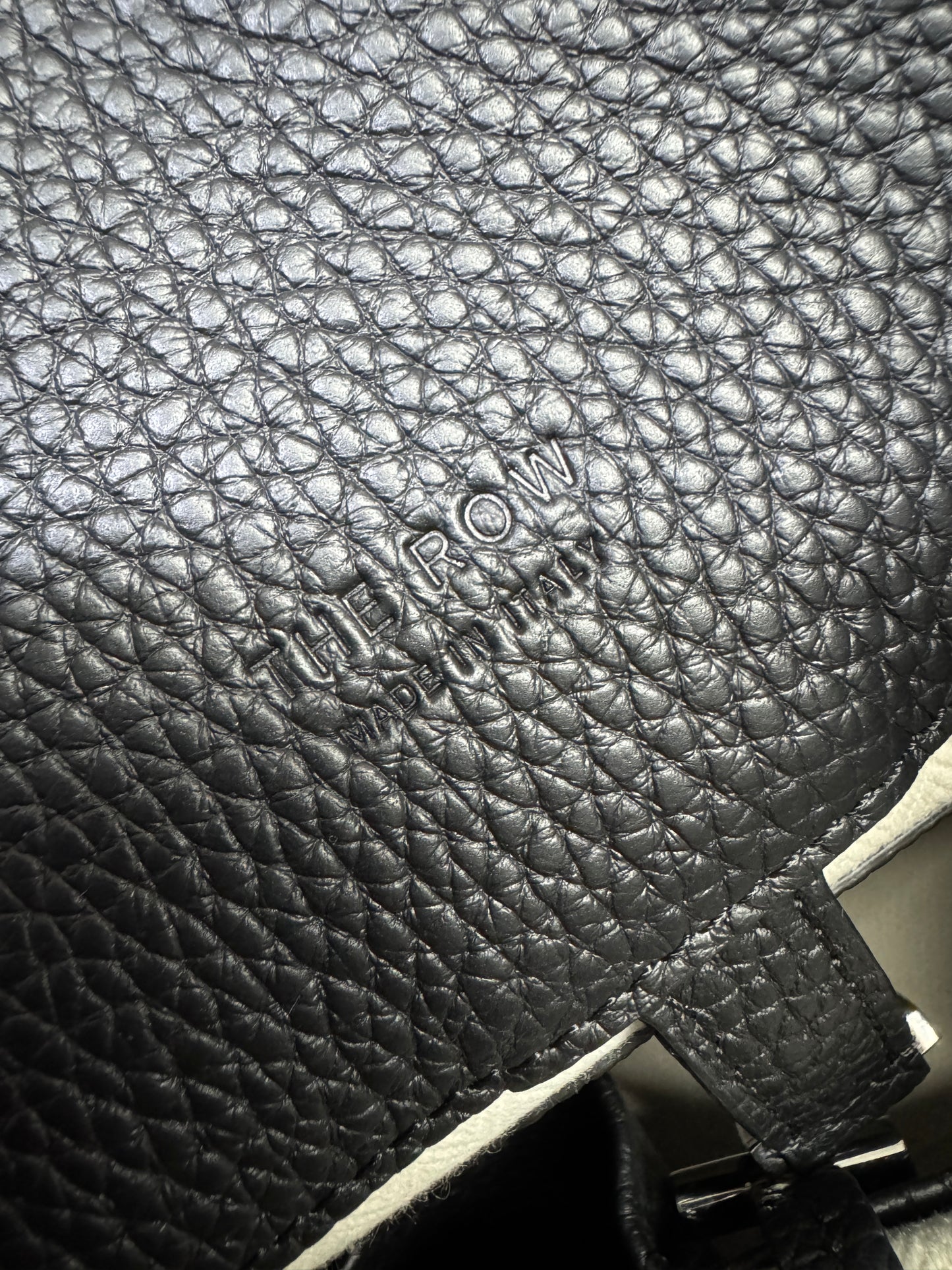 THE ROW Marguax 12 黑銀荔枝紋