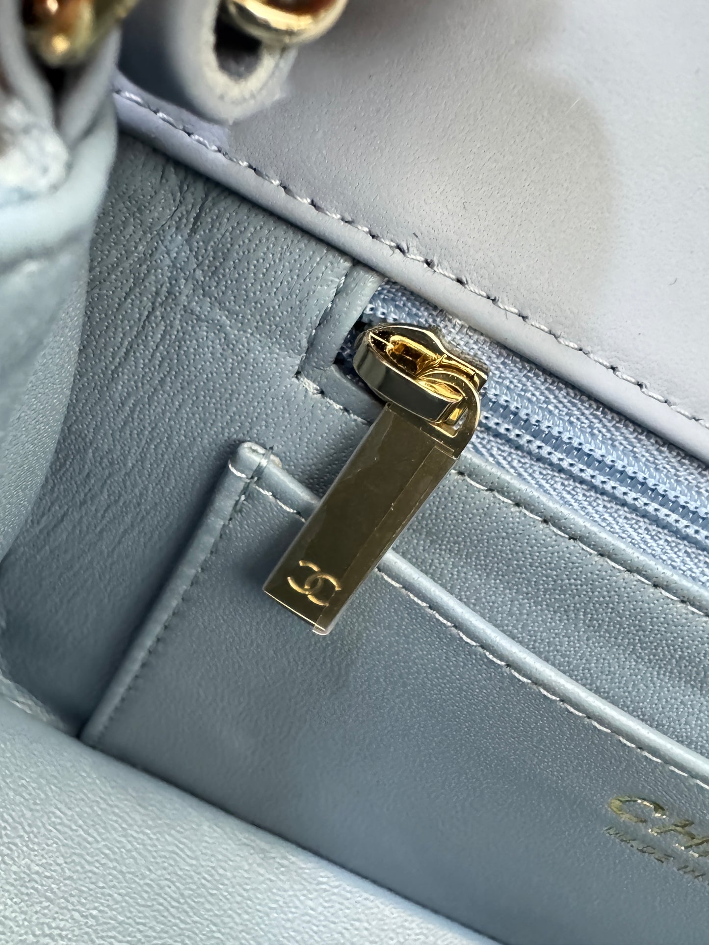 CHANEL 22B 淺藍牛仔 Mini CF20