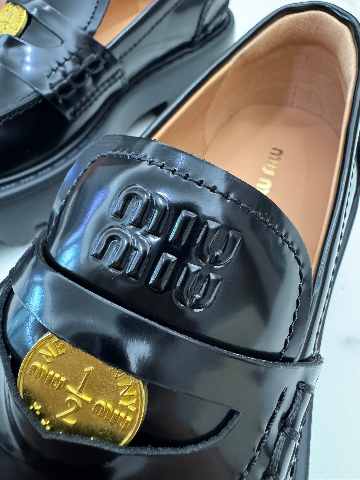 MIU MIU 金幣厚底Loafers 黑色