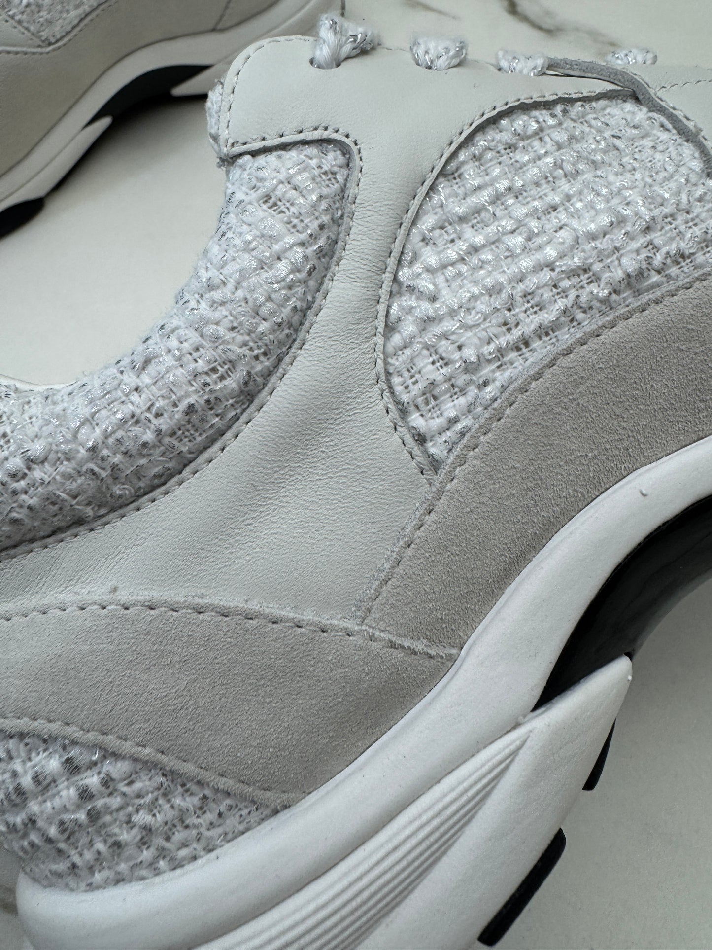 CHANEL 銀白色粗花呢Tweed Sneakers