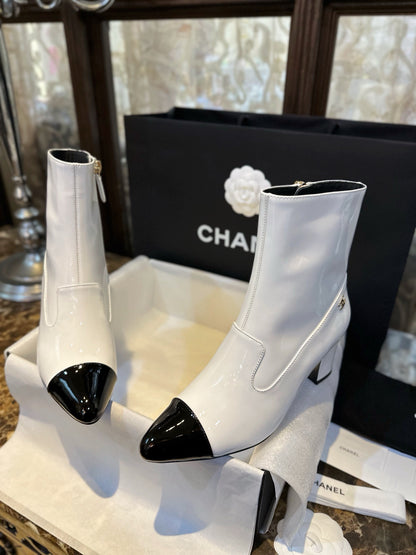 CHANEL 尖頭粗跟短靴 黑白 23B