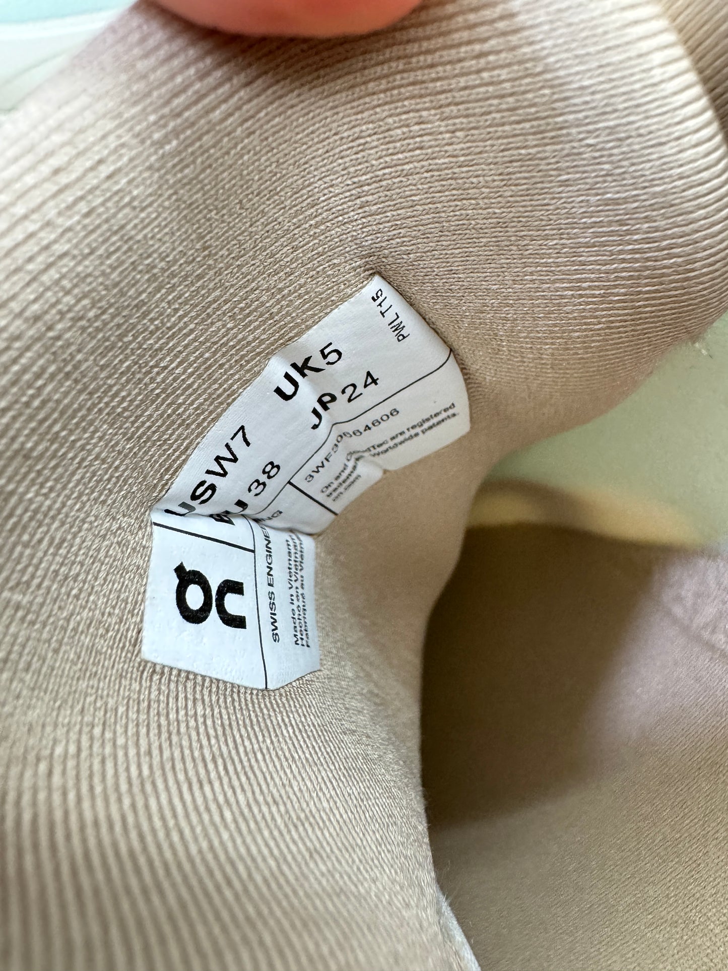 LOEWE X ON 8.0 淺米拼天藍色