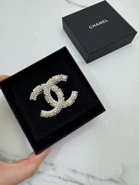 CHANEL 23V 珍珠水鑽胸針 Brooch