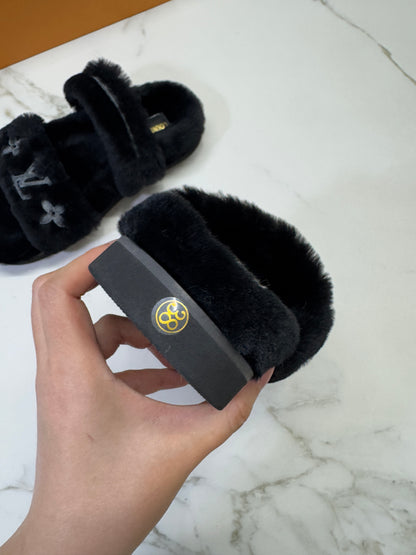LV 黑色毛拖
