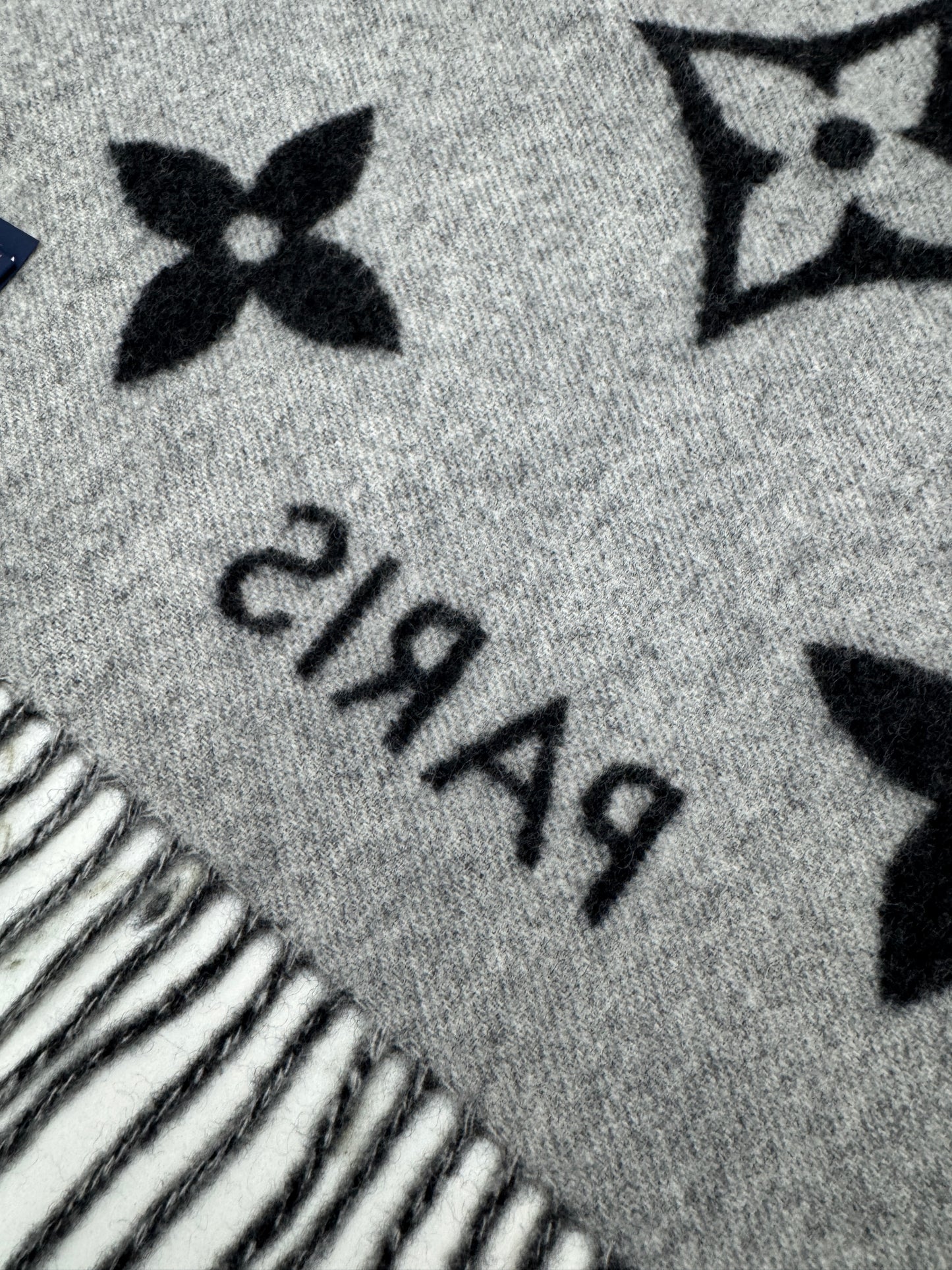 LV Reykjavik Scarf 100% Cashmere Black