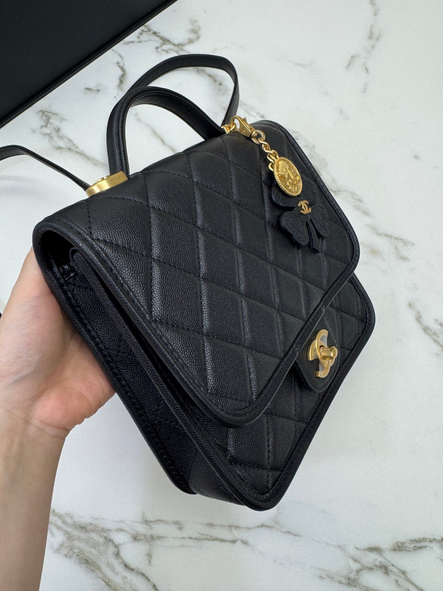 CHANEL 25B 四葉草郵差背包