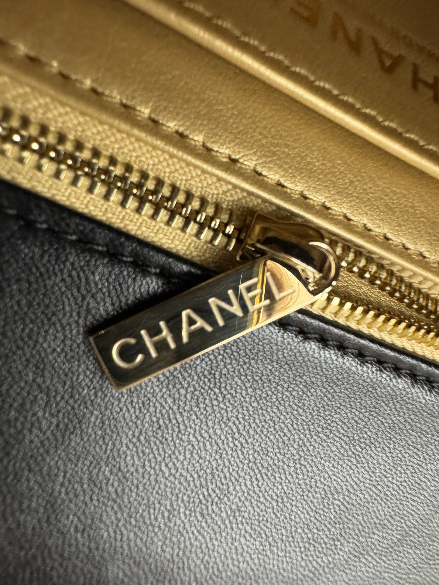 CHANEL 25K 亮面淺金球 Mini CF17 方胖子