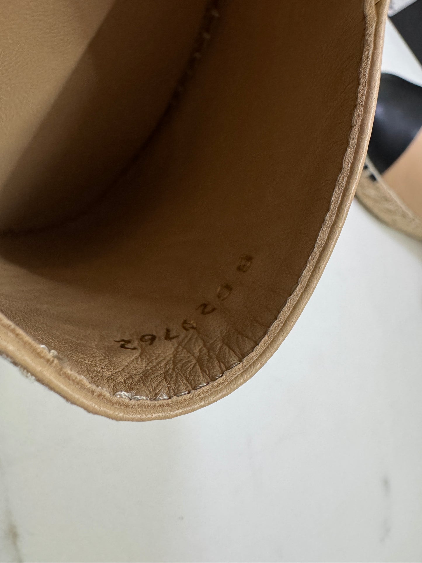 CHANEL 全皮漁夫鞋 杏拼黑