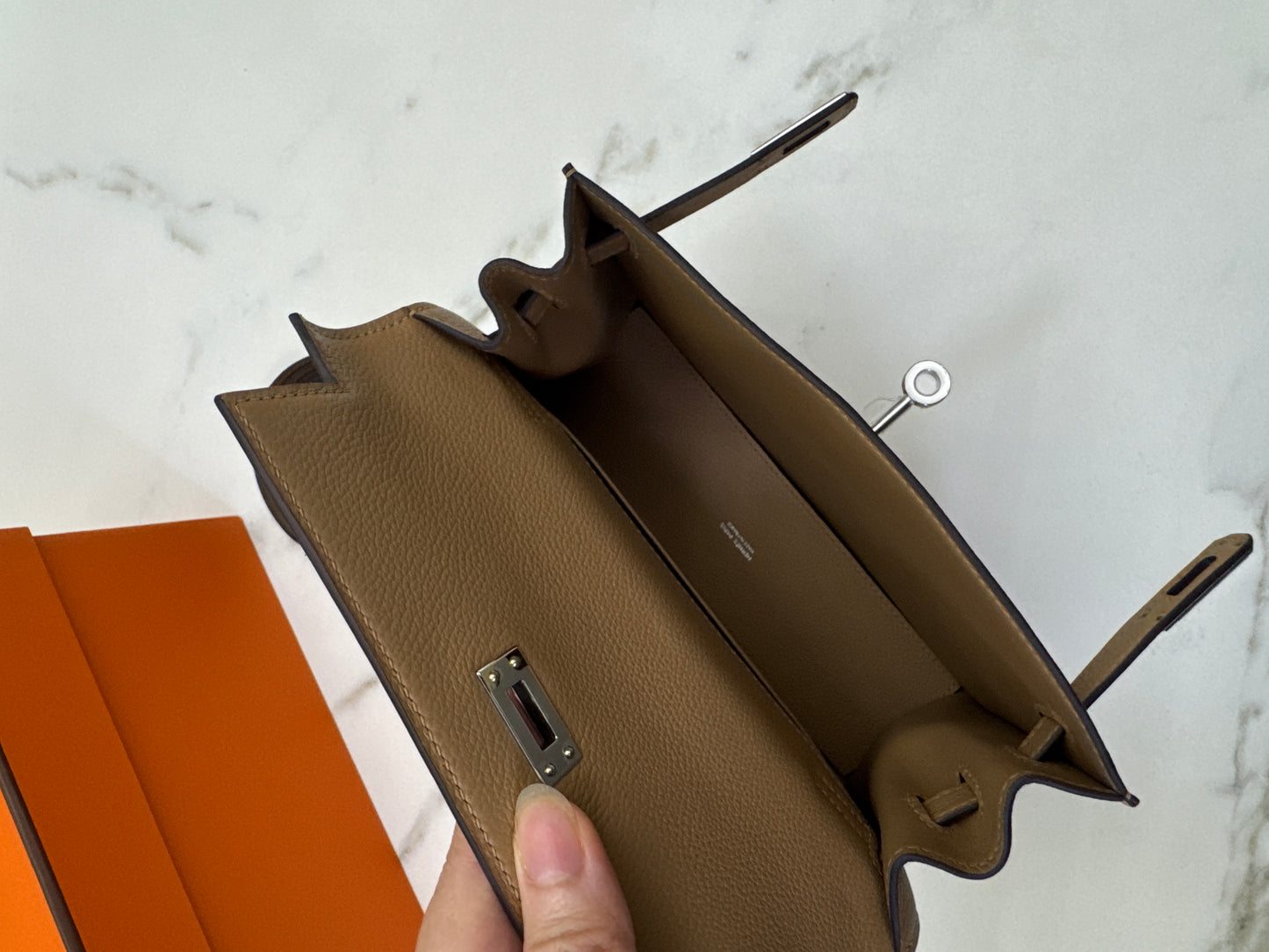 HERMES Kelly Danse 奶茶色銀扣 Chai Evercolor PHW