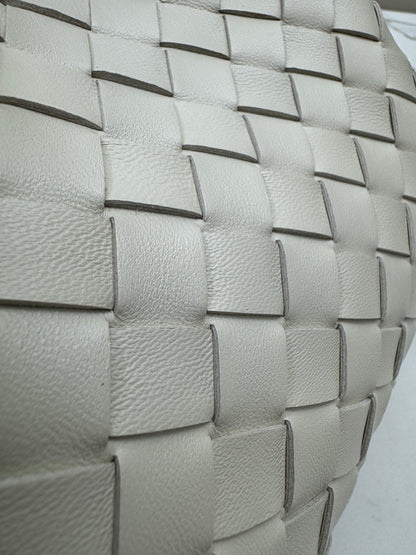 BV Parachute Small 海鹽白 Sea Salt