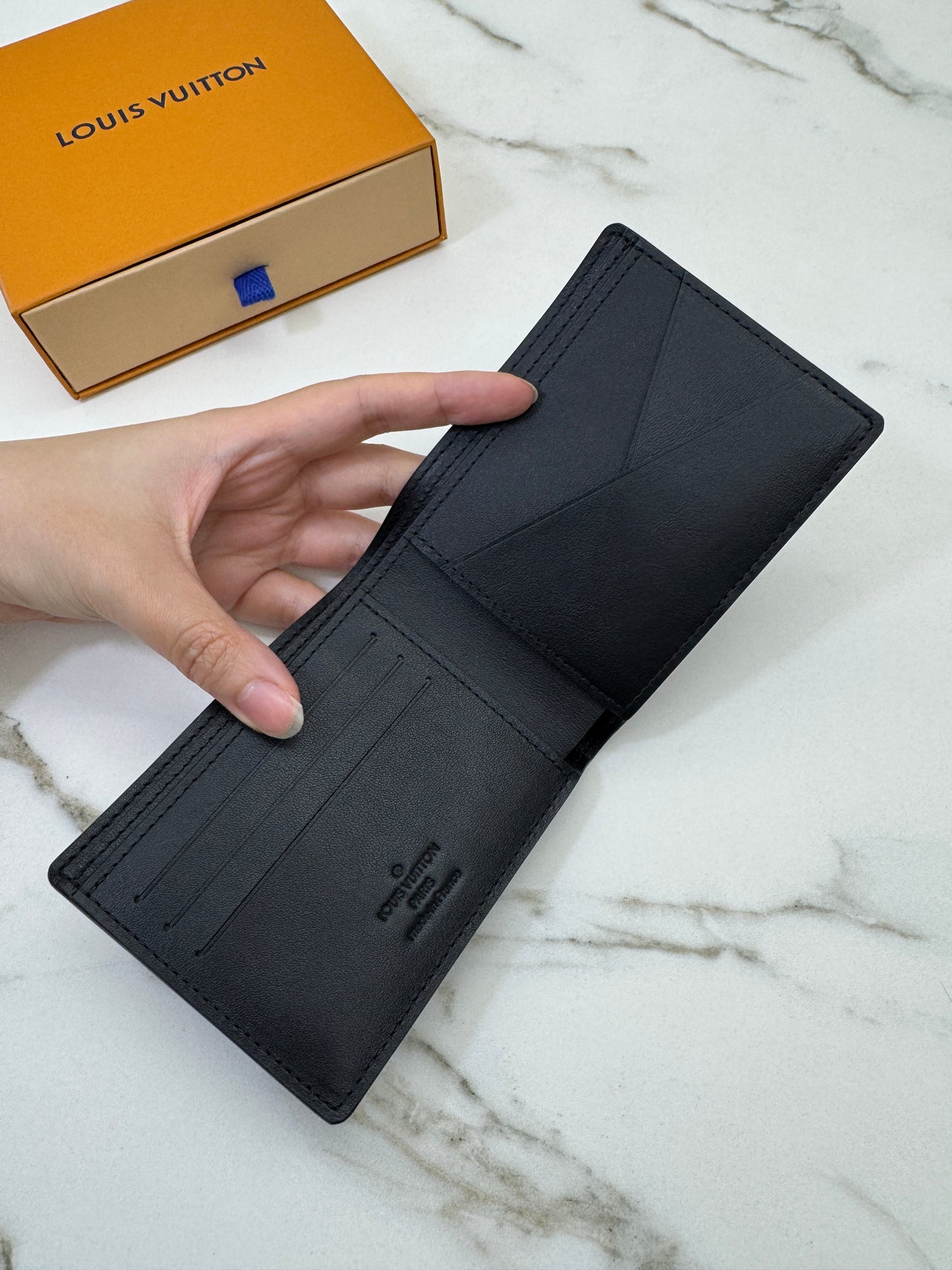 LV Multiple Wallet 黑色皮壓花