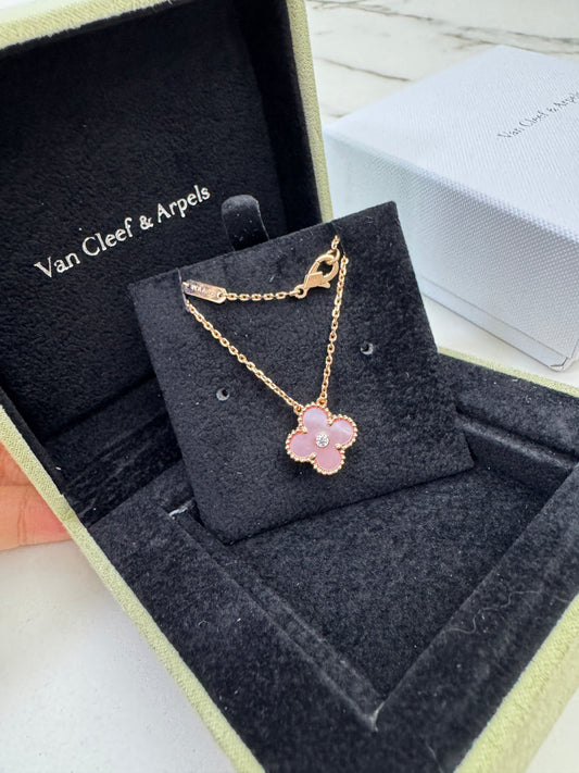 VCA Vintage Alhambra 2025 Holiday Pendant 粉貝母