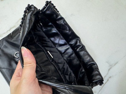CHANEL Mini 22 Bag So Black 油蠟牛皮