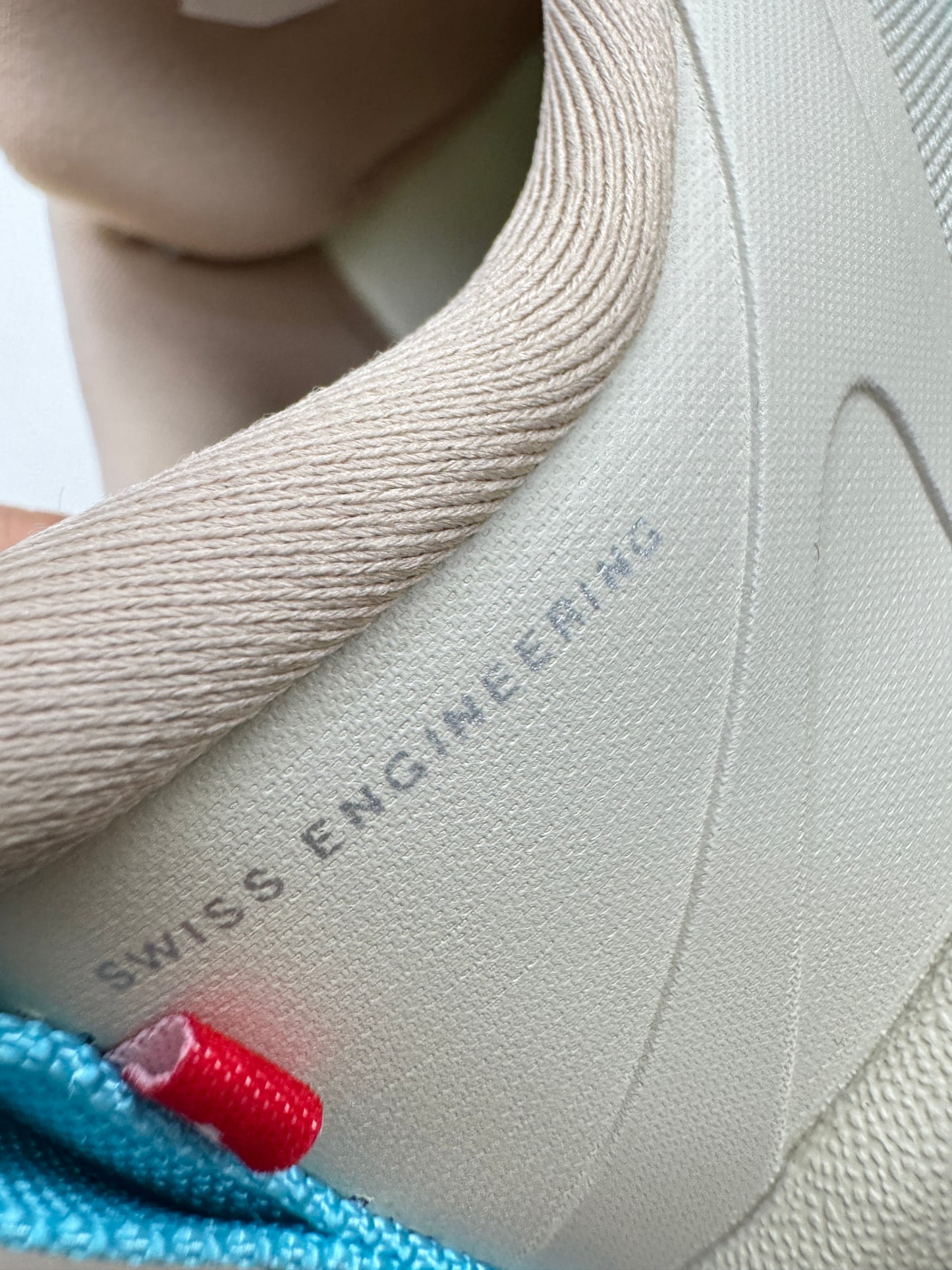 LOEWE X ON 8.0 淺米拼天藍色