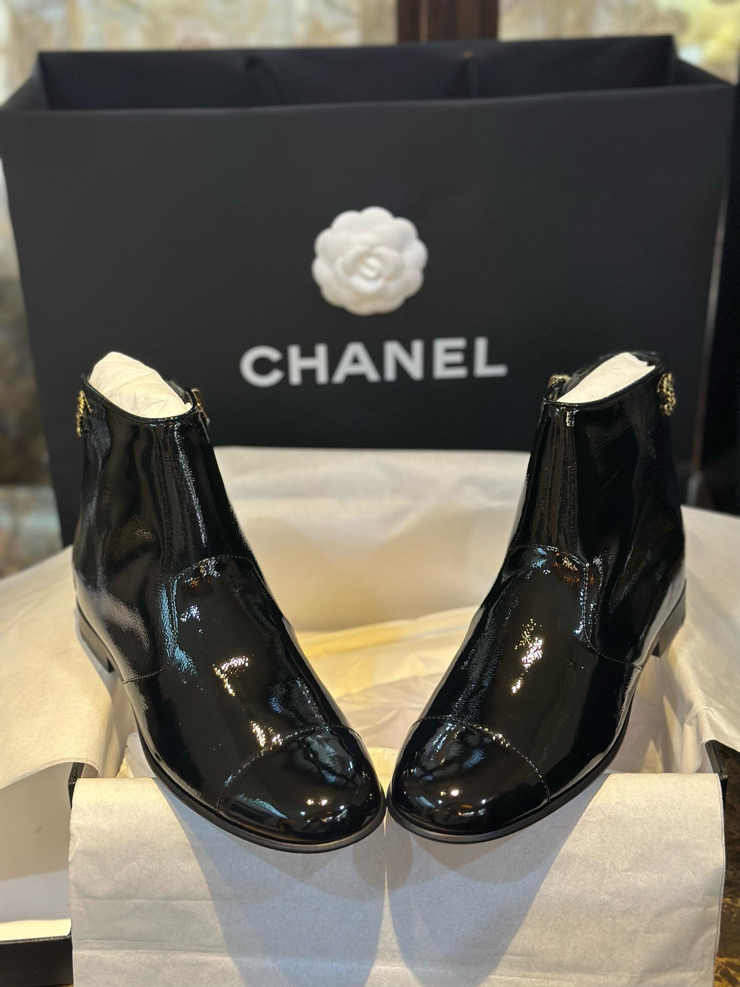 CHANEL 皺漆皮短靴￼23A