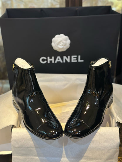 CHANEL 皺漆皮短靴￼23A