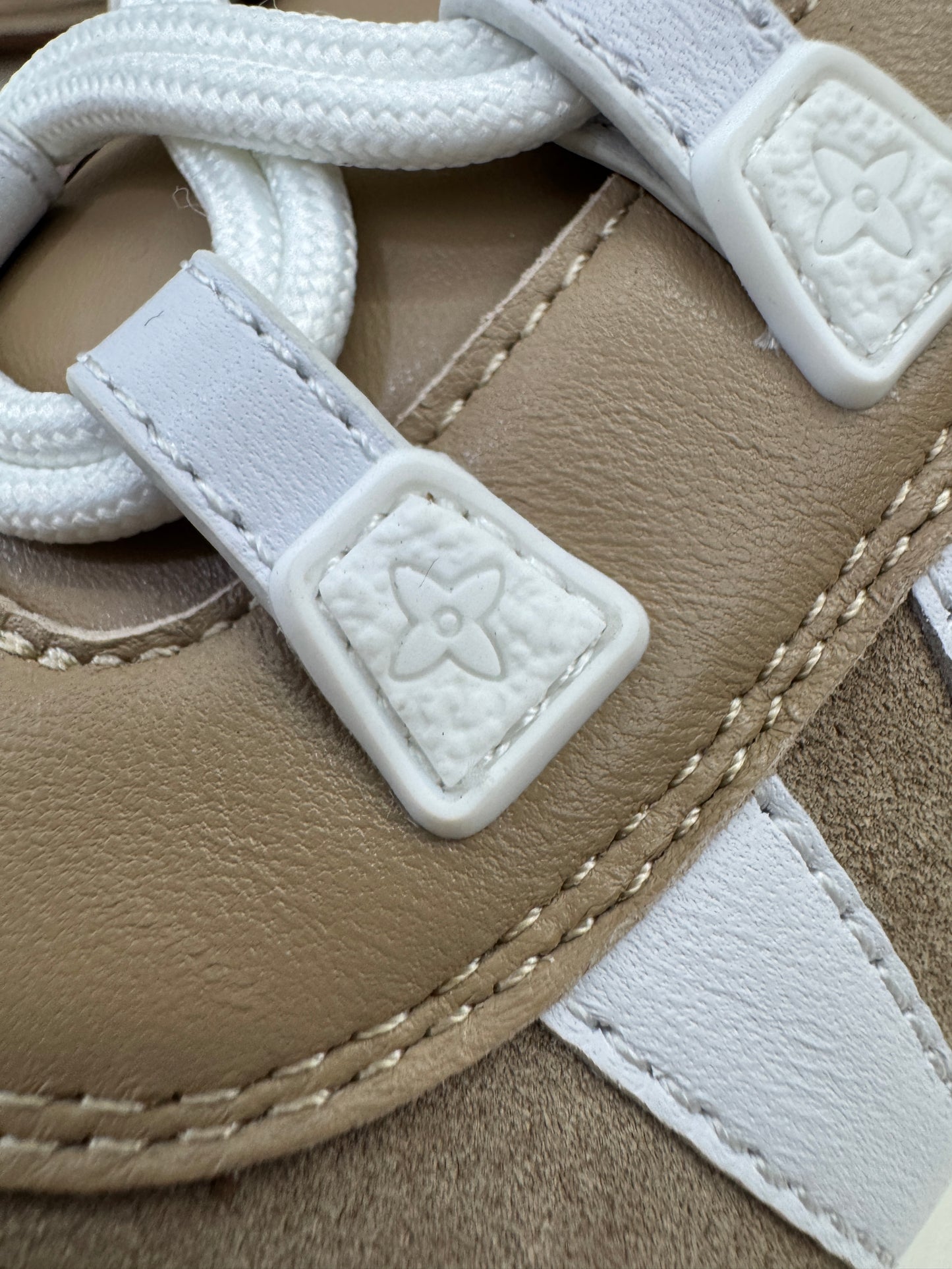 LV Sneakerina 卡其色