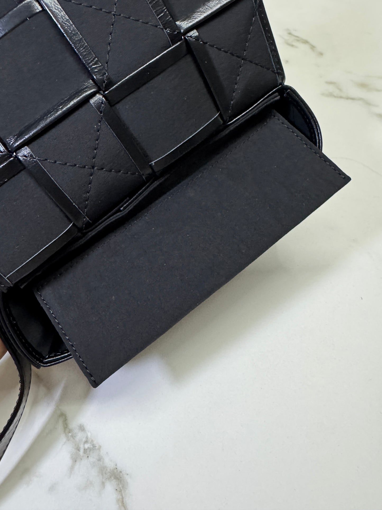 BV 8格油臘皮腰包