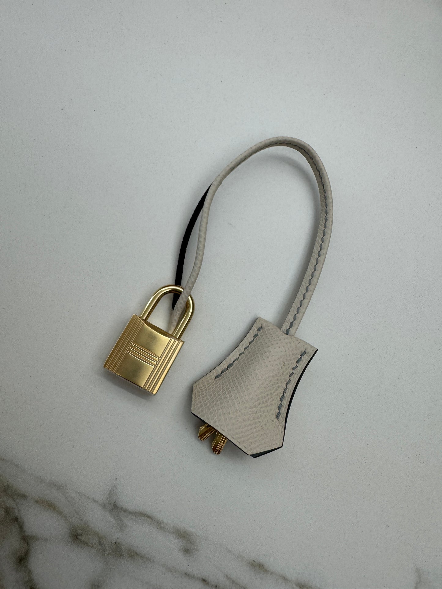 HERMES Kelly 25 冰川藍拼奶昔白 Epsom 香檳金扣 8U Bleu Glacier/ 10 Craie PBHW