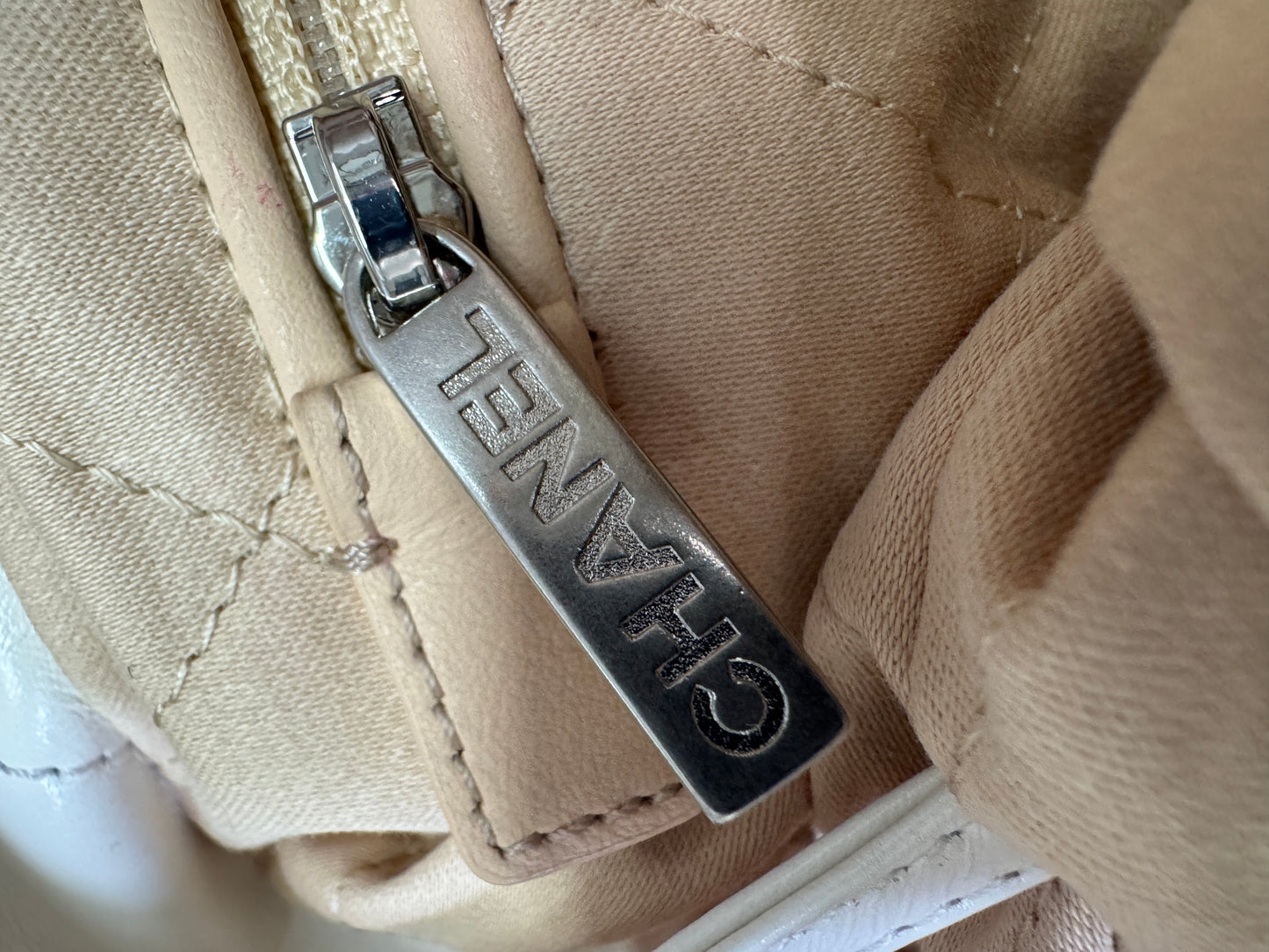 CHANEL 22 Bag Medium 白銀