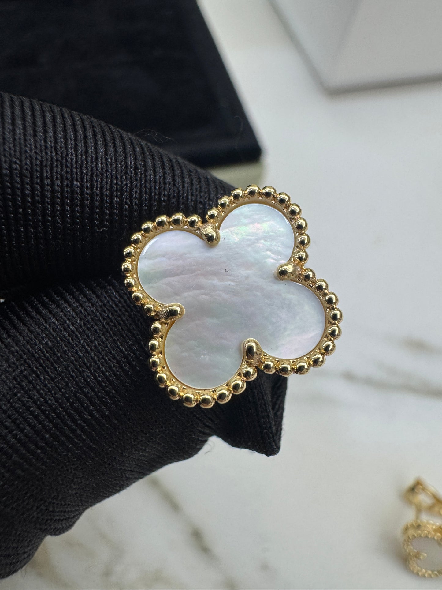 VCA Vintage Alhambra Earrings 白貝母金色
