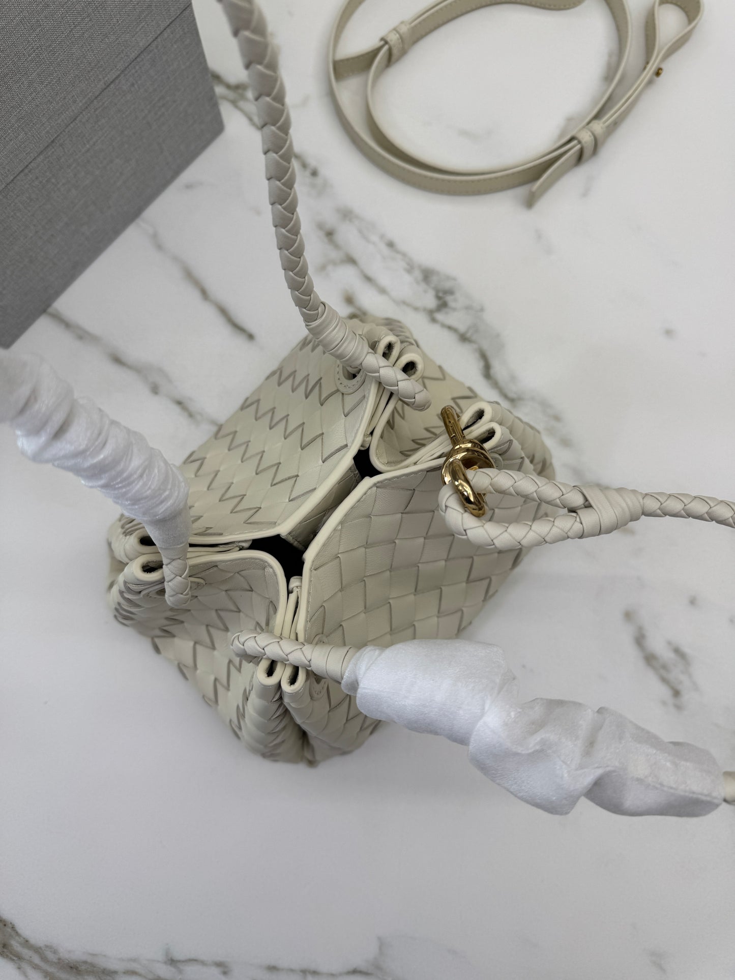 BV Parachute Small 海鹽白 Sea Salt