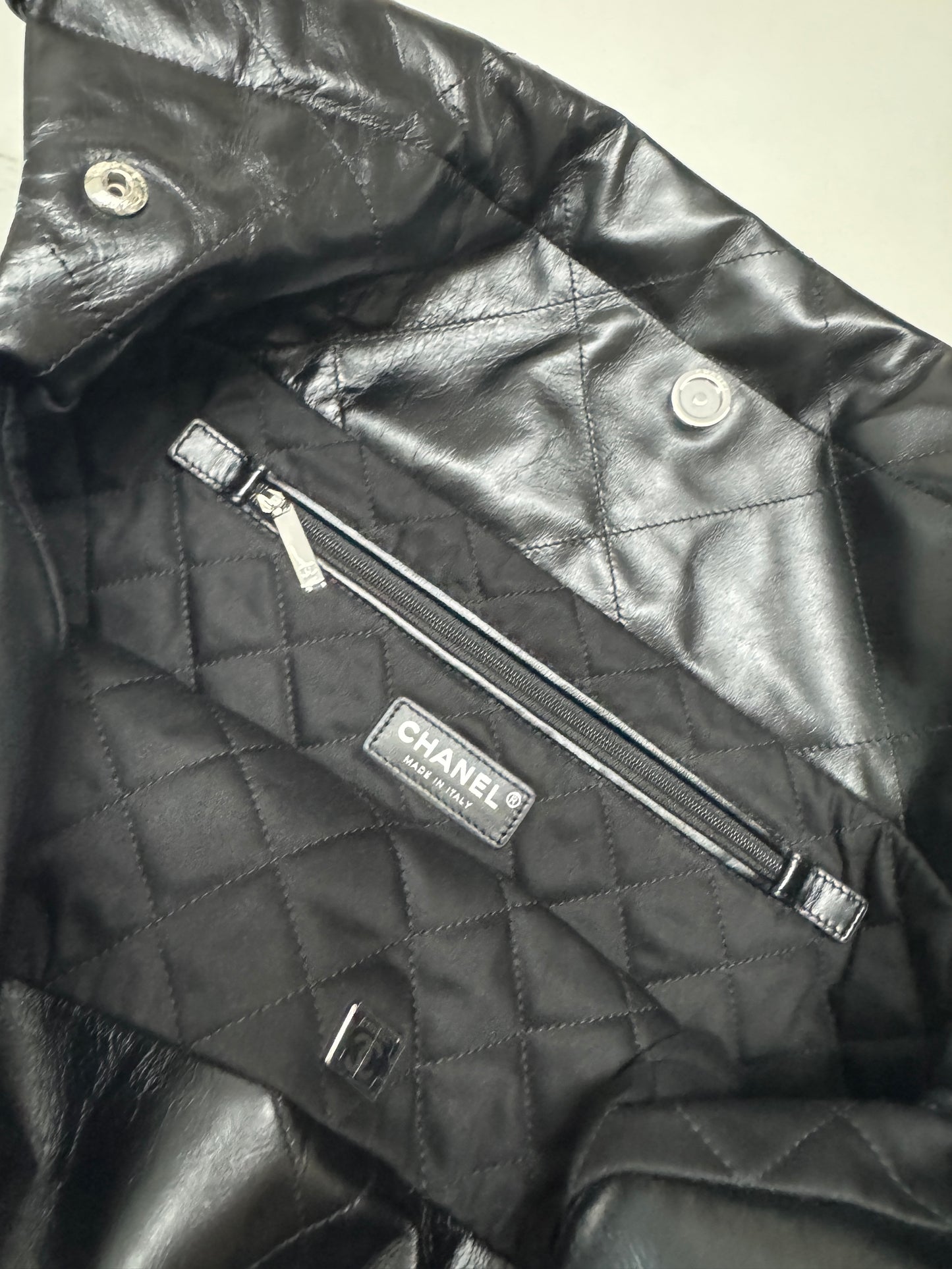 CHANEL 22 Bag Large So Black