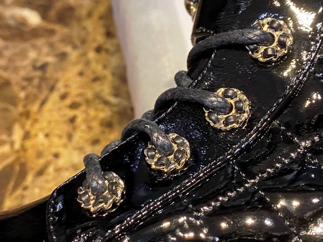 CHANEL 亮面皺牛皮 菱格馬丁靴 大logo