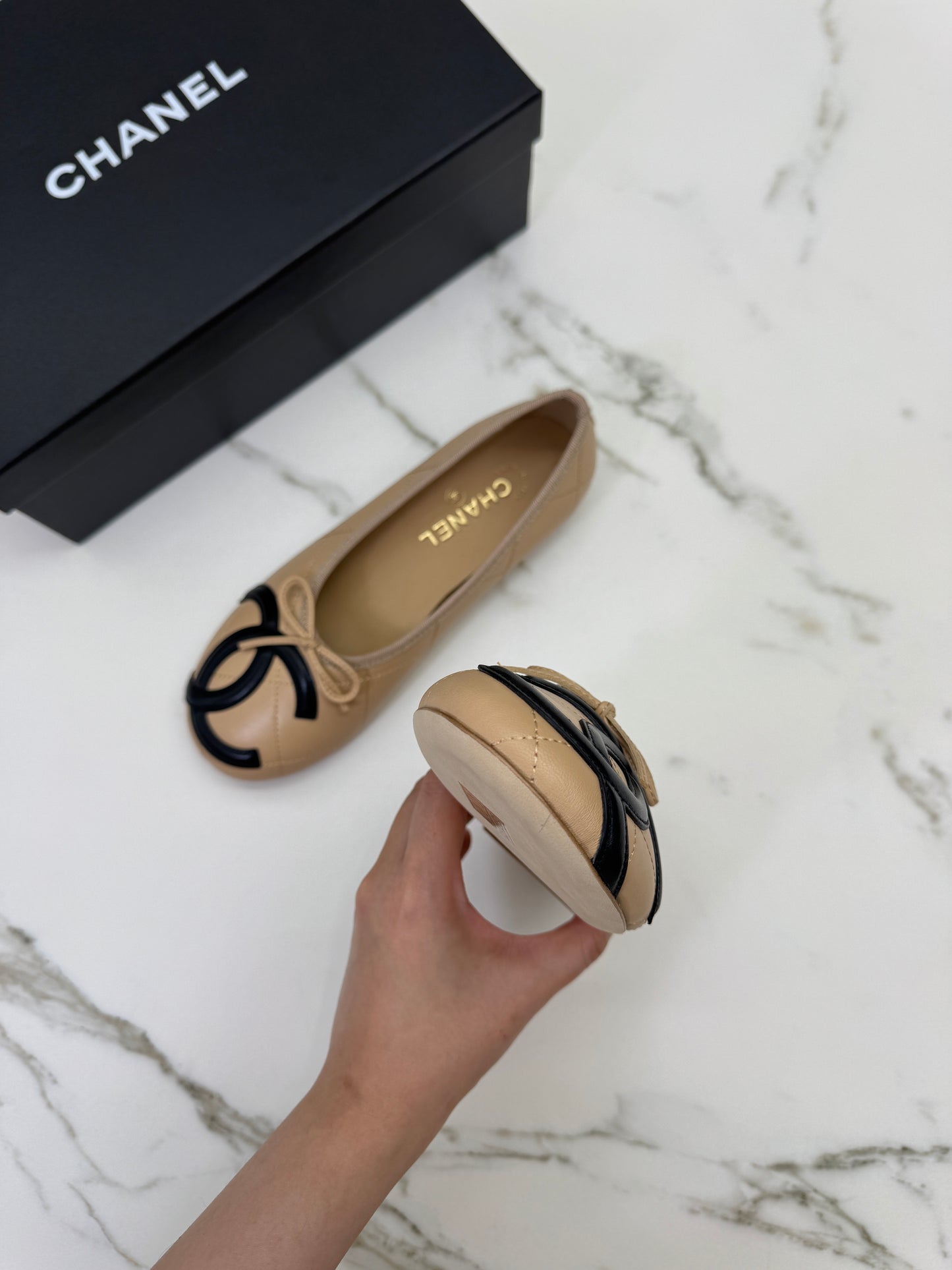 CHANEL Cambon Ballet Flats 杏拼黑 Beige