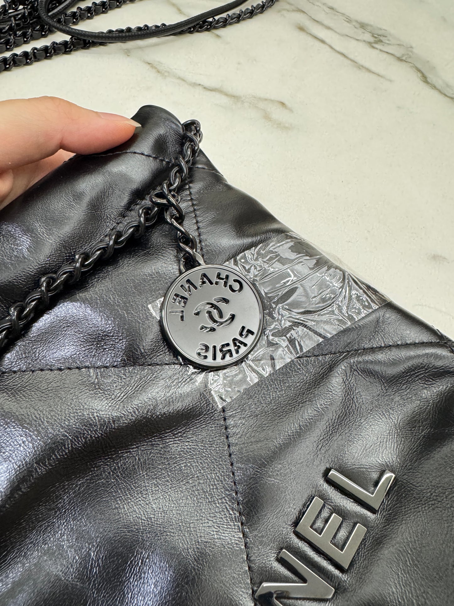 CHANEL Mini 22 Bag So Black 油蠟牛皮