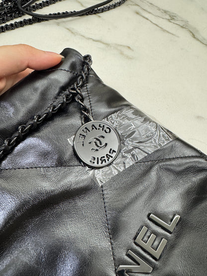 CHANEL Mini 22 Bag So Black 油蠟牛皮
