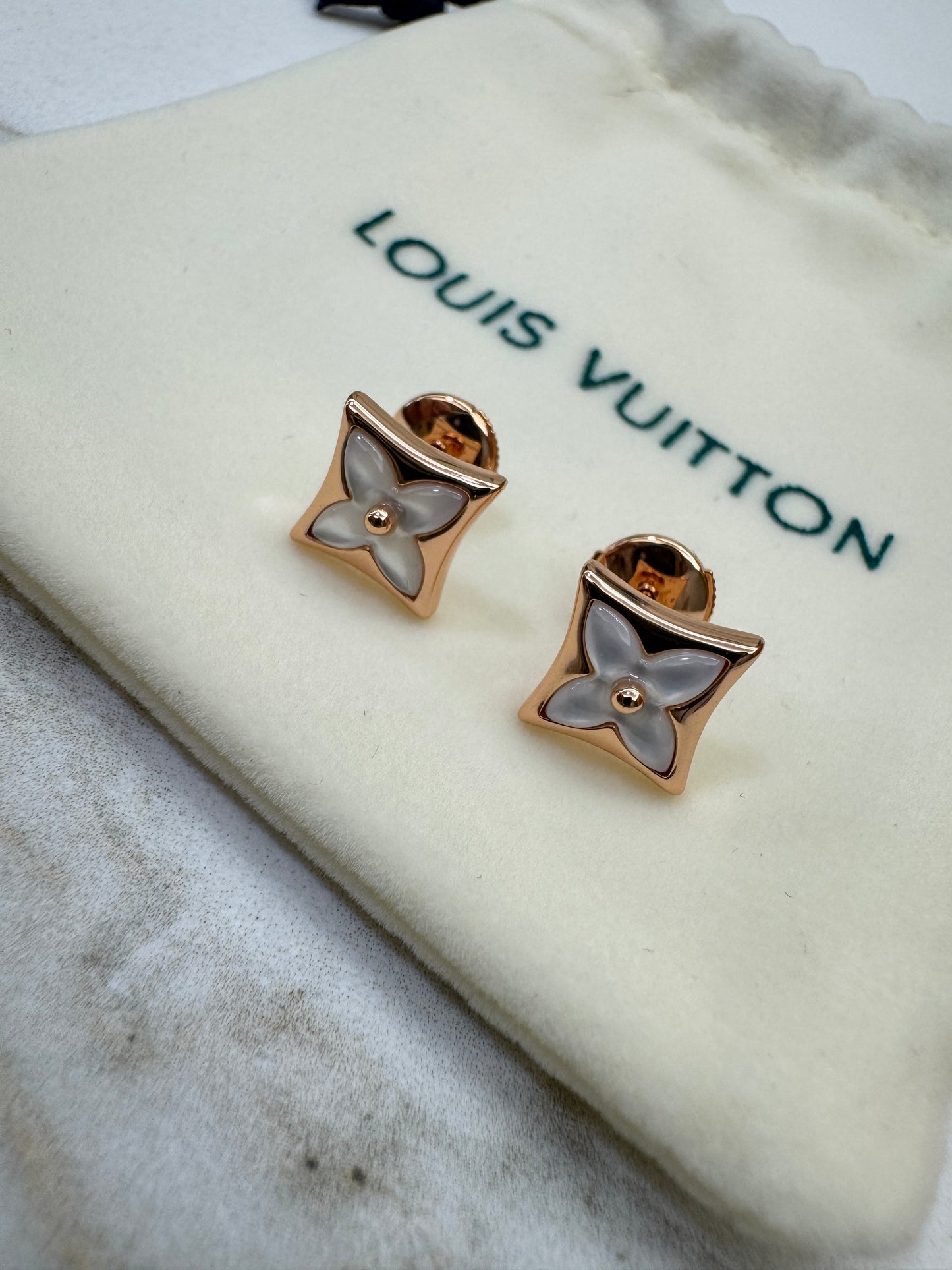 LV Color Blossom 白貝母耳環
