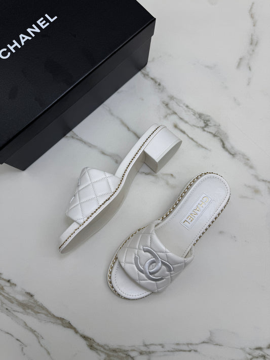 CHANEL 25P 粗跟拖鞋 白色