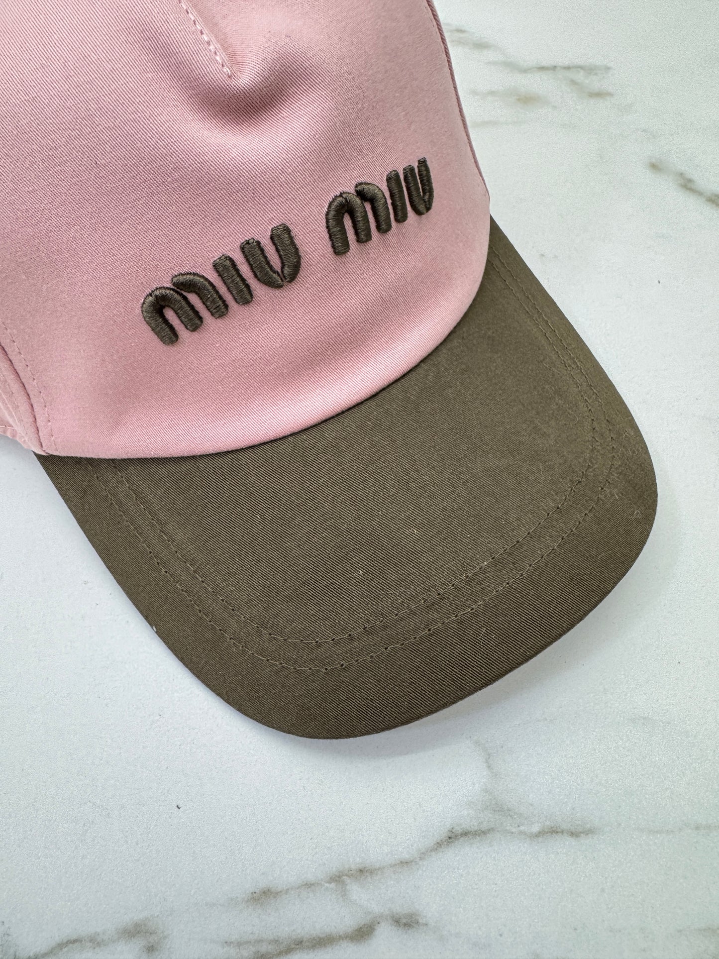 MIU MIU 鴨舌帽 粉紅拼咖啡色￼