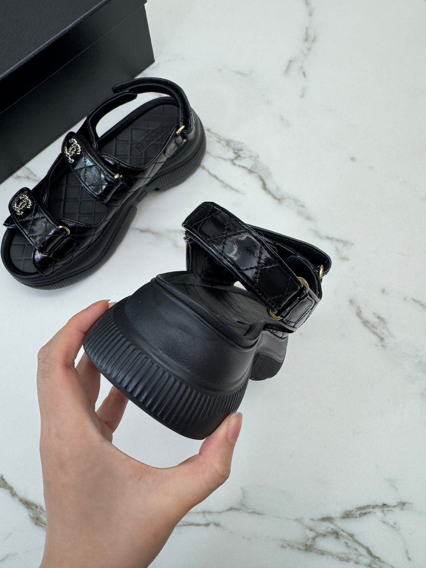 CHANEL 25B 超輕厚底沙灘鞋
