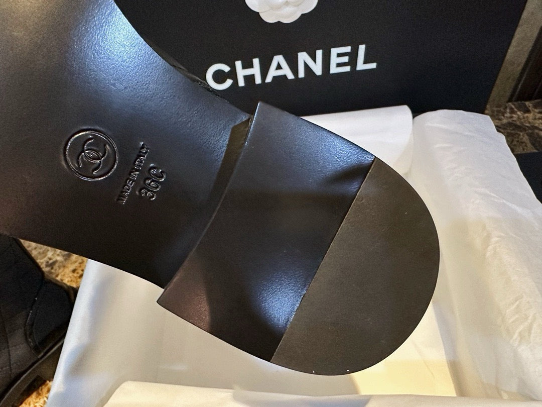 CHANEL 羊皮菱格 機車靴 logo字母￼23A